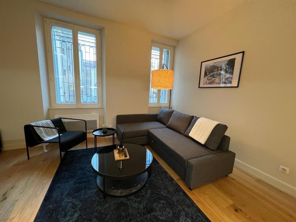 Appartement Situe Au Centre De *